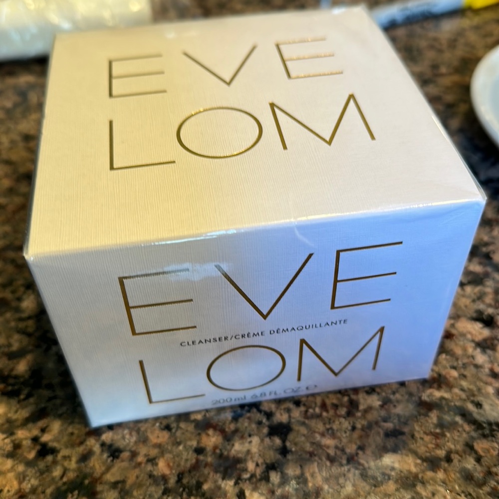 Eve Lom Facial Cleanser 200ml 6.8oz - BRAND NEW. Factory sealed